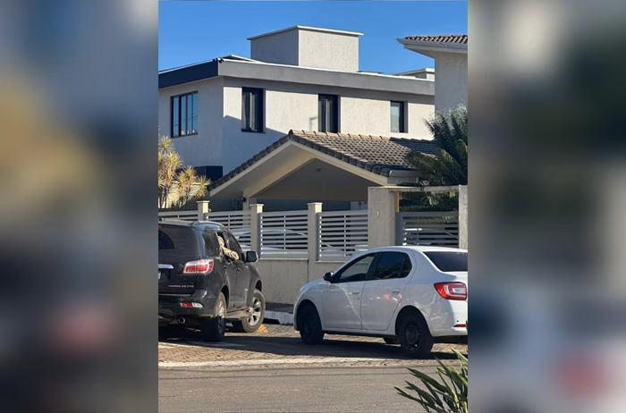 PF cumpre mandados na casa de Jair Bolsonaro, que usará tornozeleira