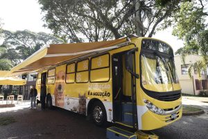 Parceria entre Prefeitura e ONG disponibiliza atendimento veterinário gratuito na Praça Getúlio Vargas