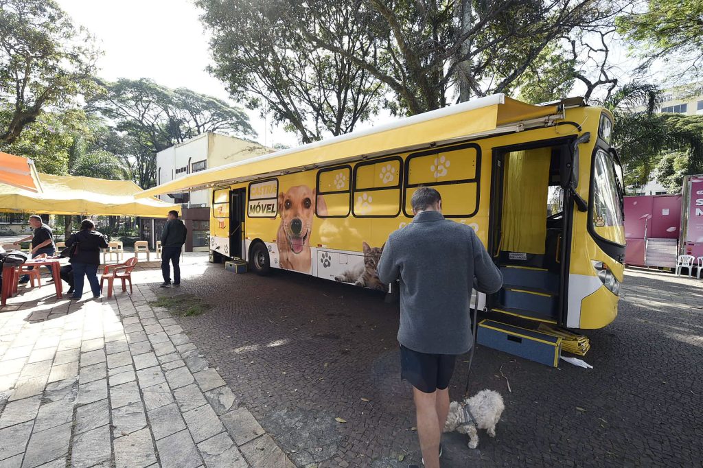 Parceria entre Prefeitura e ONG disponibiliza atendimento veterinário gratuito na Praça Getúlio Vargas