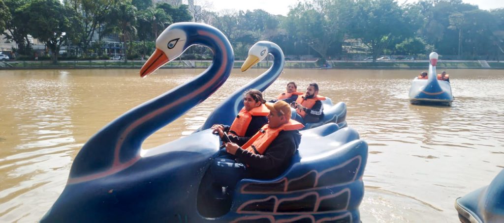 Prefeitura leva pessoas com deficiência visual para passeio de pedalinho no Lago dos Patos