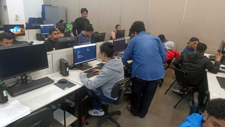 Prefeitura promove curso de programação e pilotagem de drones para estudantes de escolas públicas