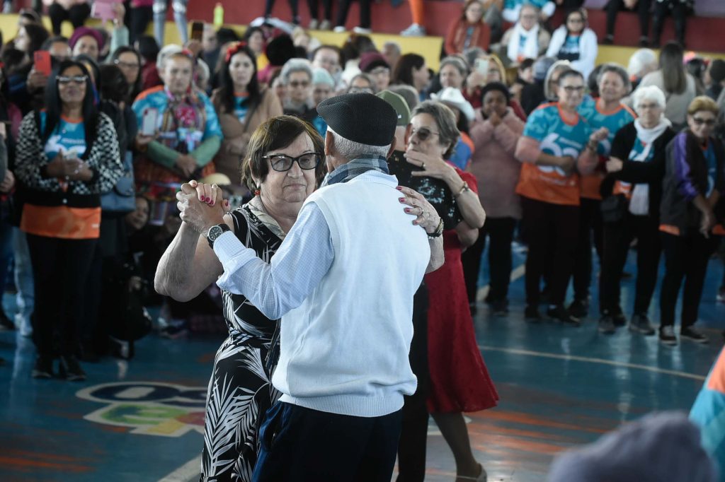 Arraial da Cidadania reúne 1.500 idosos do Movimento 60+ Ativação no CEU Bonsucesso 