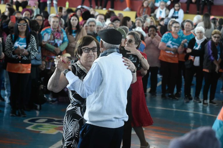 Arraial da Cidadania reúne 1.500 idosos do Movimento 60+ Ativação no CEU Bonsucesso