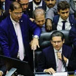 Hugo Motta Envia Pedidos de Cassação Contra Eduardo Bolsonaro e Outros 10 Deputados