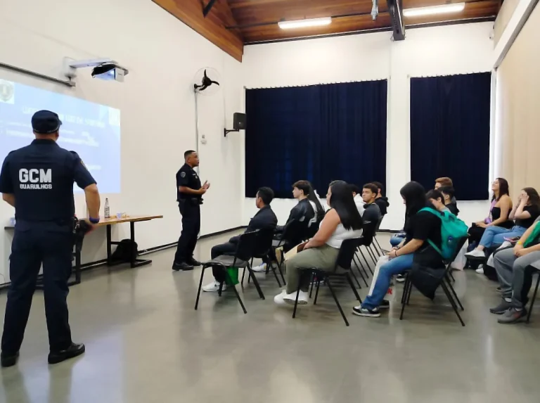 GCM de Guarulhos Realiza Palestras Educativas em Feira do Estudante 2025