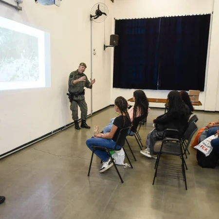 GCM de Guarulhos Realiza Palestras Educativas em Feira do Estudante 2025