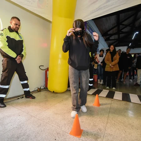 GCM de Guarulhos Realiza Palestras Educativas em Feira do Estudante 2025