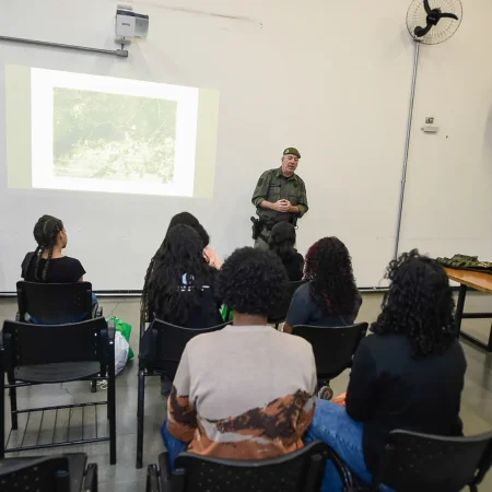 GCM de Guarulhos Realiza Palestras Educativas em Feira do Estudante 2025