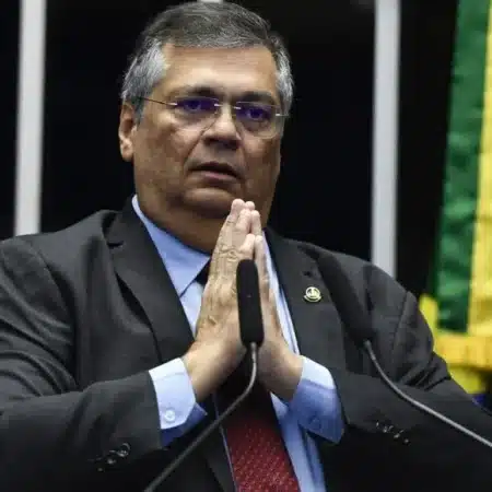 Flávio Dino Esclarece que Decisões e Leis Estrangeiras Não Têm Efeito Automático no Brasil