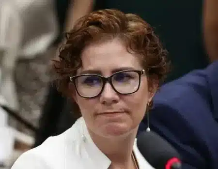 Justiça Italiana Mantém Prisão de Carla Zambelli, Rejeita Pedido de Domiciliar