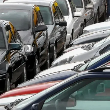 CNH Vencida Desde 2021, Licenciamento Atrasado e Dívida de R$ 21 Mil em Multas Levaram à Remoção do Automóvel.