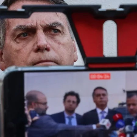 STF Divulga Penas e Multas para Jair Bolsonaro e Líderes da Trama Golpista; Ex-presidente Condenado a 27 Anos e Três Meses de Prisão