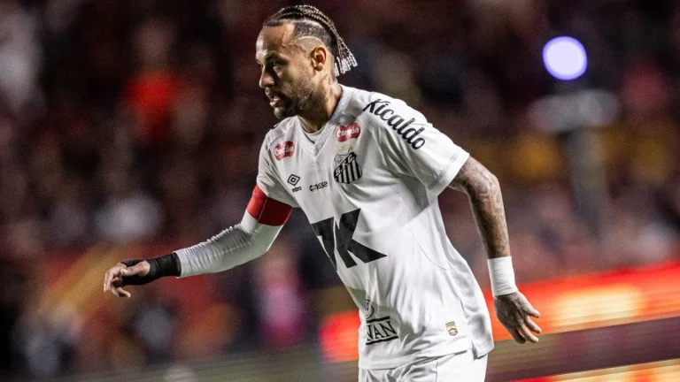 Neymar Deve Jogar Contra o Atlético-MG Apesar de Ressalvas ao Gramado Sintético da Arena MRV