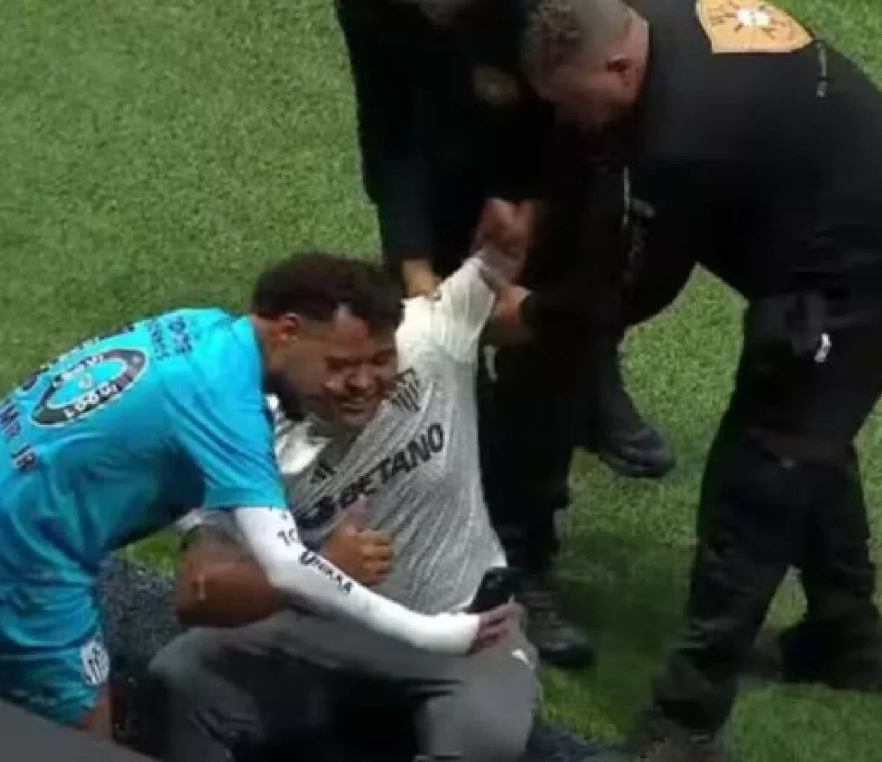 Torcedor do Atlético é Suspenso da Arena MRV Por um Ano Após Invadir Campo Para Foto com Neymar