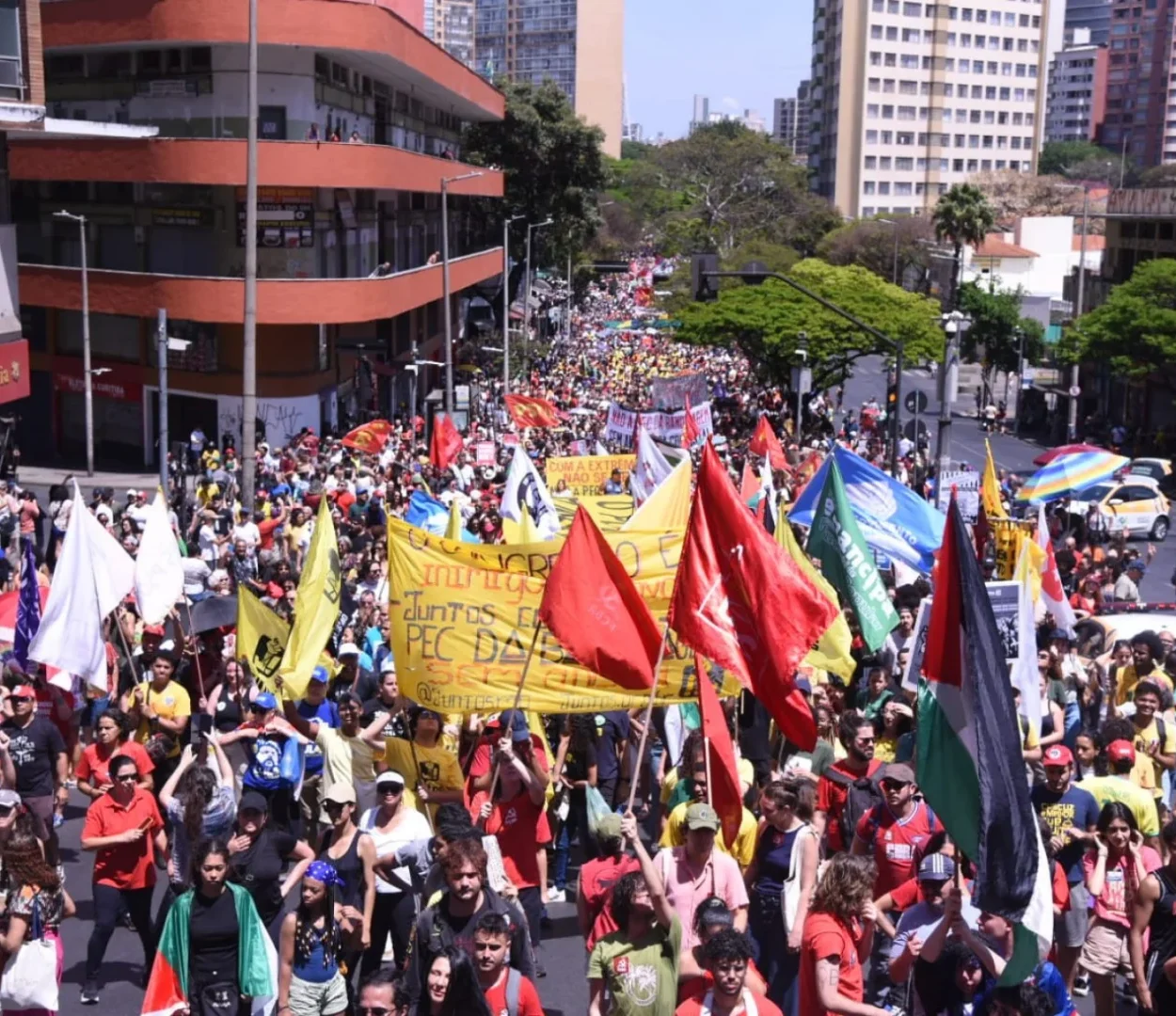 Milhares Marcham em Brasília Contra Anistia a Golpistas e a ‘PEC da Blindagem’