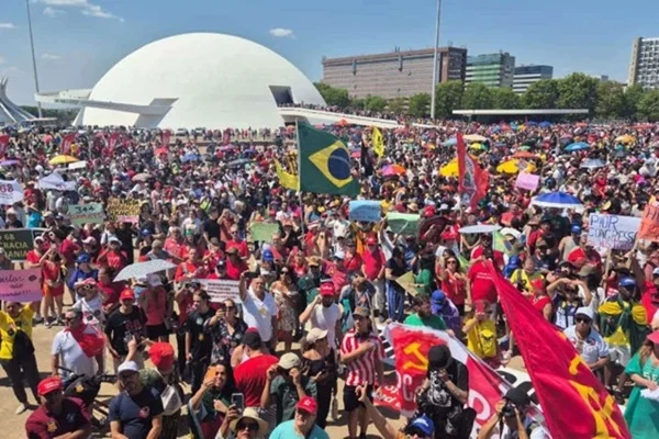 Milhares Marcham em Brasília Contra Anistia a Golpistas e a ‘PEC da Blindagem’