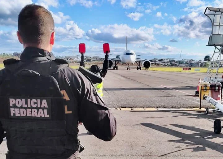 PF Prende Passageiro com Quase 2 kg de Cocaína Escondidos em Mala no Aeroporto