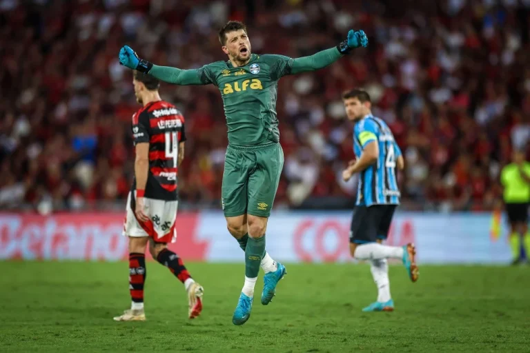 Goleiros Brilham, Flamengo e Cruzeiro Empatam e Embolam o Topo do Brasileirão