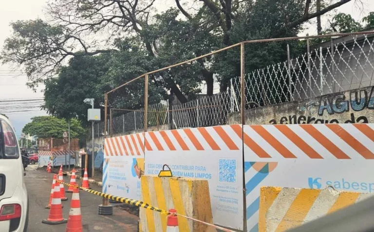 Obras da Sabesp na Av. Paulo Faccini Geram Transtornos no Trânsito e Comércio