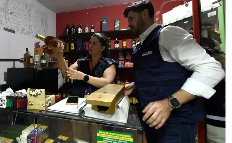 ALERTA MÁXIMO EM GUARULHOS – MUNICÍPIO CONFIRMA 1 CASO DE INTOXICAÇÃO POR METANOL E INVESTIGA OUTROS 9