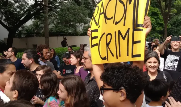 Defensoria Pede R$ 759 Milhões em Ação Contra Shopping de SP por Racismo Contra Aluno Negro