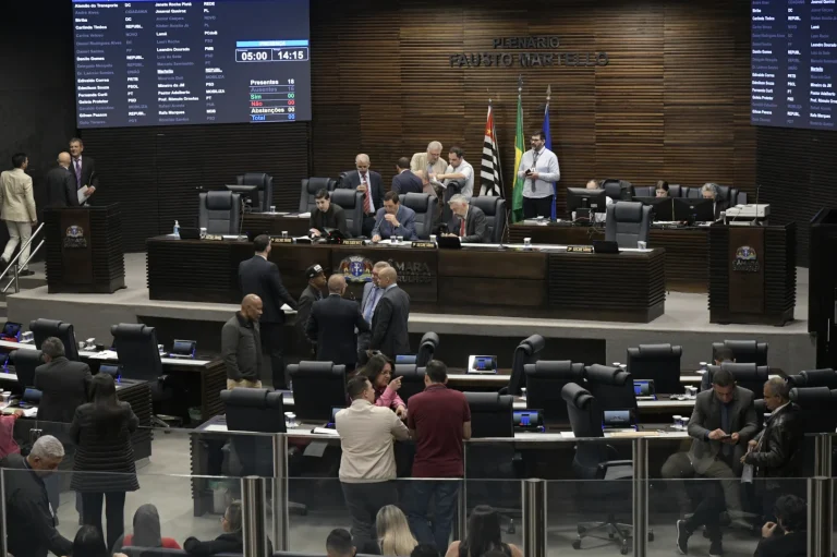 Câmara de Guarulhos Aprova Dez Projetos e Derruba Veto do Prefeito em Sessão Movimentada Nesta Segunda-feira
