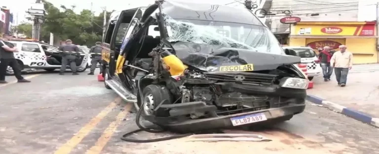 Van Escolar e Ônibus Colidem em Guarulhos e Deixam Crianças Feridas
