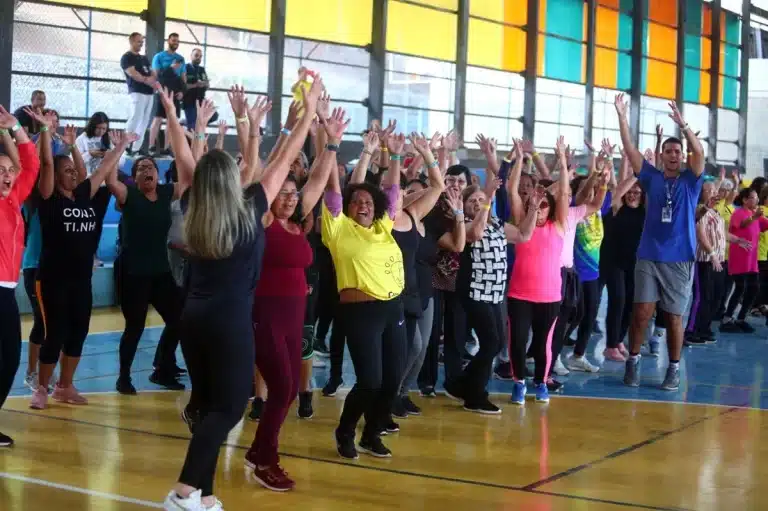 InterCEUs 2025: Guarulhos Promove Manhã de Ginástica com 300 Pessoas no CEU Pimentas