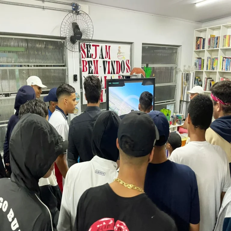 Juventude na Escola Leva Empregabilidade e Simulador de Voo a Alunos em Guarulhos