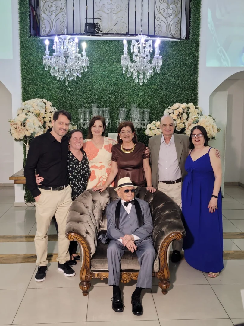 ARMINIO COELHO e seus filhos da esquerda para a direita: Neno, Cláudia, Maria Aparecida, Licia, Toninho e Luiza