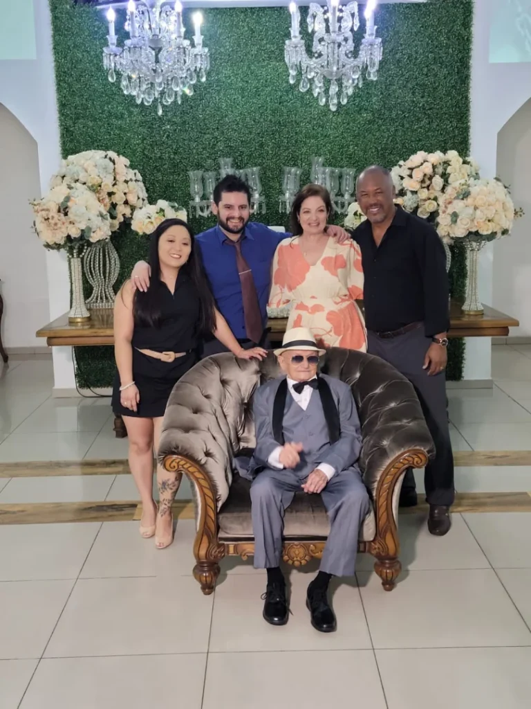 ARMINIO COELHO, Doutora Juliane esposa de seu neto Vinicius. Maria Aparecida, sua filha ao lado do marido, dr. Anizio Pereira, Presidente do Instituto Planeta Terra do Amanhã e autor dos livros DONA ALZIRINHA, A APOSENTADA e PÁ CORDEIRO contra BARATA TUCHA.