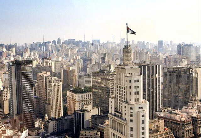 Abre e Fecha Natal 2025: Veja horários de Bancos, Metrô e Saúde em SP