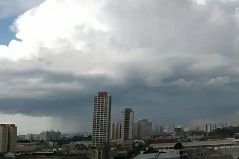 Chuva chega a Guarulhos e encerra onda de calor extremo