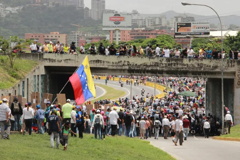 Com ditadura e crise econômica, milhares de venezuelanos migraram para o Brasil e para SC