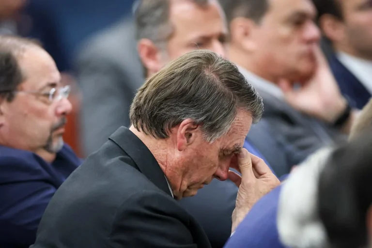 Prisão de Bolsonaro: Moraes ordena transferência para a 'Papudinha' e define regras de visita e saúde