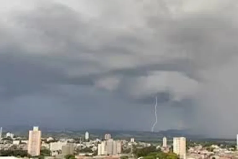 Temporal com mais de mil raios atinge SP e coloca Guarulhos em alerta nesta terça (27)
