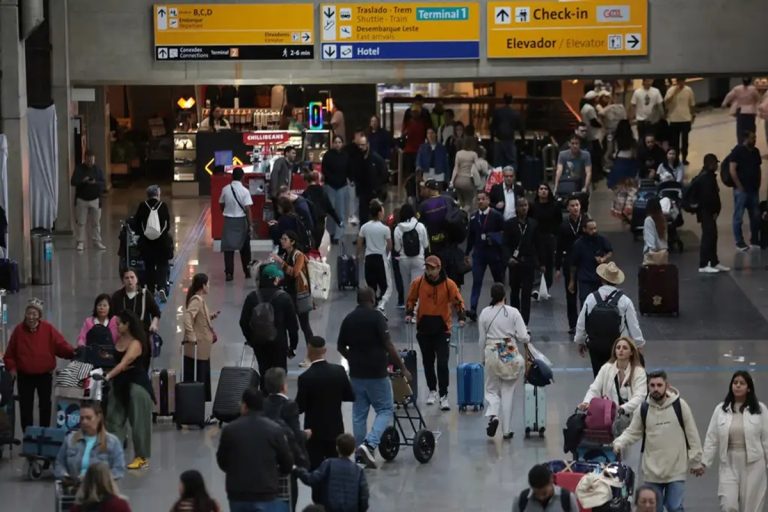 Conflito no Irã cancela 24 voos em Guarulhos e dispara preço do petróleo global Aeroporto de Guarulhos registra 24 voos cancelados devido à guerra no Irã. Entenda o impacto logístico e a alta do petróleo na Gazeta News, sua fonte oficial.