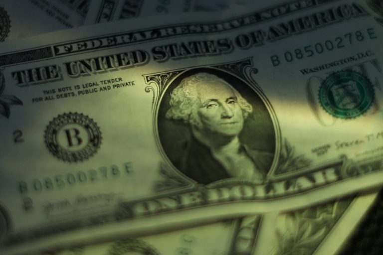 Guerra no Irã: Dólar sobe a R$ 5,20 e alta do petróleo acende alerta econômico em Guarulhos