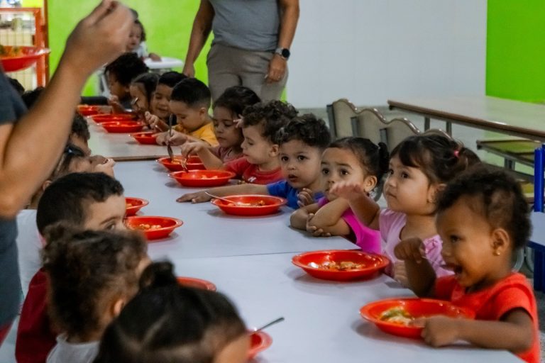 Novidade nutritiva no cardápio desperta a curiosidade e o apetite dos alunos da rede municipal