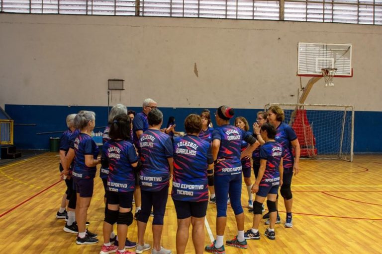 Amistoso de vôlei adaptado reúne 150 atletas da terceira idade no CSE João do Pulo em Guarulhos