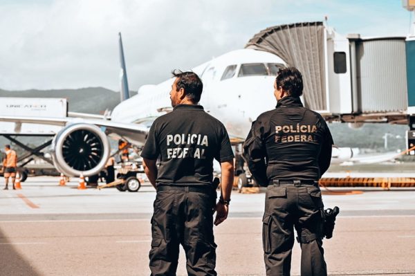 Operação Noir et Blanc: PF prende funcionários do Aeroporto de Guarulhos envolvidos em tráfico internacional de cocaína para a França