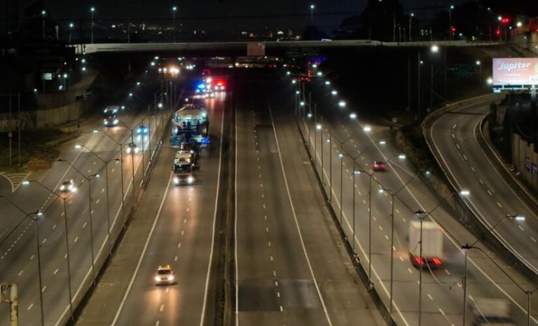 Trânsito em Guarulhos Agora: Lentidão na Rodovia Dutra e Acessos ao Aeroporto Internacional (GRU) Neste Sábado