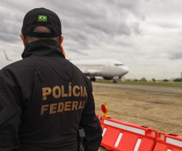 A Polícia Federal desarticulou um sofisticado esquema de tráfico transnacional operado de dentro do Aeroporto Internacional de Guarulhos, onde funcionários terceirizados inseriam malas de cocaína em voos para a Espanha. A operação simultânea nos dois continentes resultou em prisões, apreensão de armas e dinheiro. A Gazeta News Guarulhos acompanha a investigação que reforça o cerco logístico na maior porta de entrada e saída do Brasil.