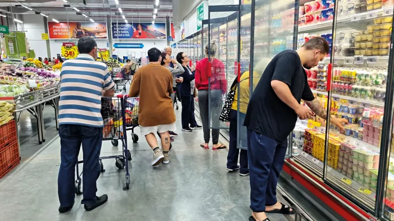 Gazeta News Guarulhos Data: Inflação desacelera para 0,67% em abril, mas gasolina e cesta básica pesam no bolso do trabalhador