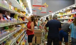Gazeta News Guarulhos Data: Inflação desacelera para 0,67% em abril, mas gasolina e cesta básica pesam no bolso do trabalhador
