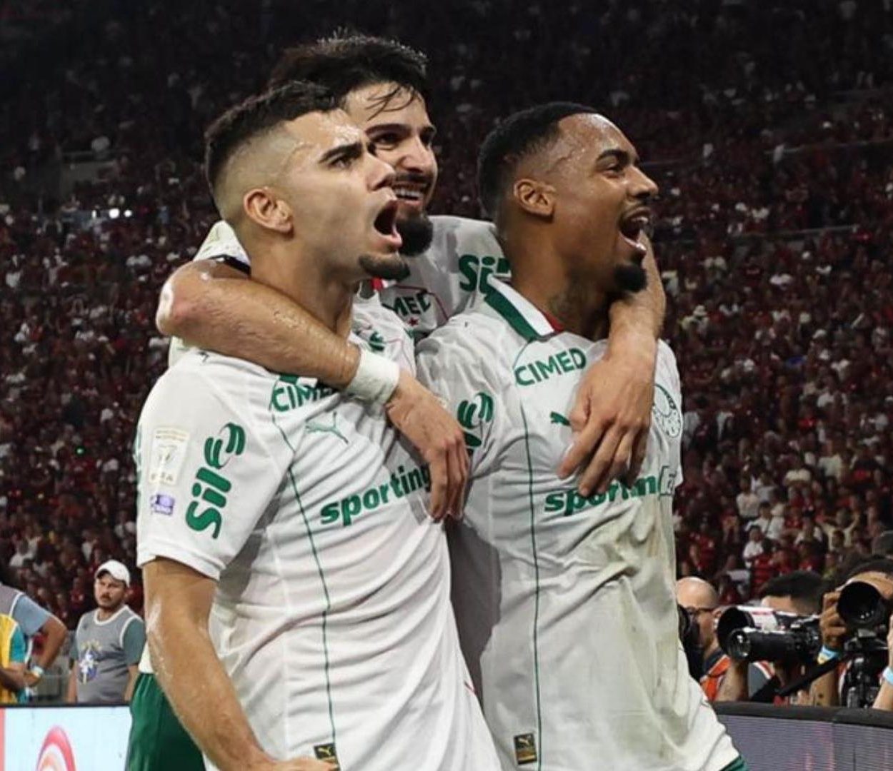 O confronto, inicialmente equilibrado e com o Flamengo de Leonardo Jardim dando trabalho ao goleiro Carlos Miguel, mudou de cenário aos 20 minutos do primeiro tempo. O colombiano Carrascal foi expulso após acertar o rosto de Murilo, deixando os donos da casa com um jogador a menos.