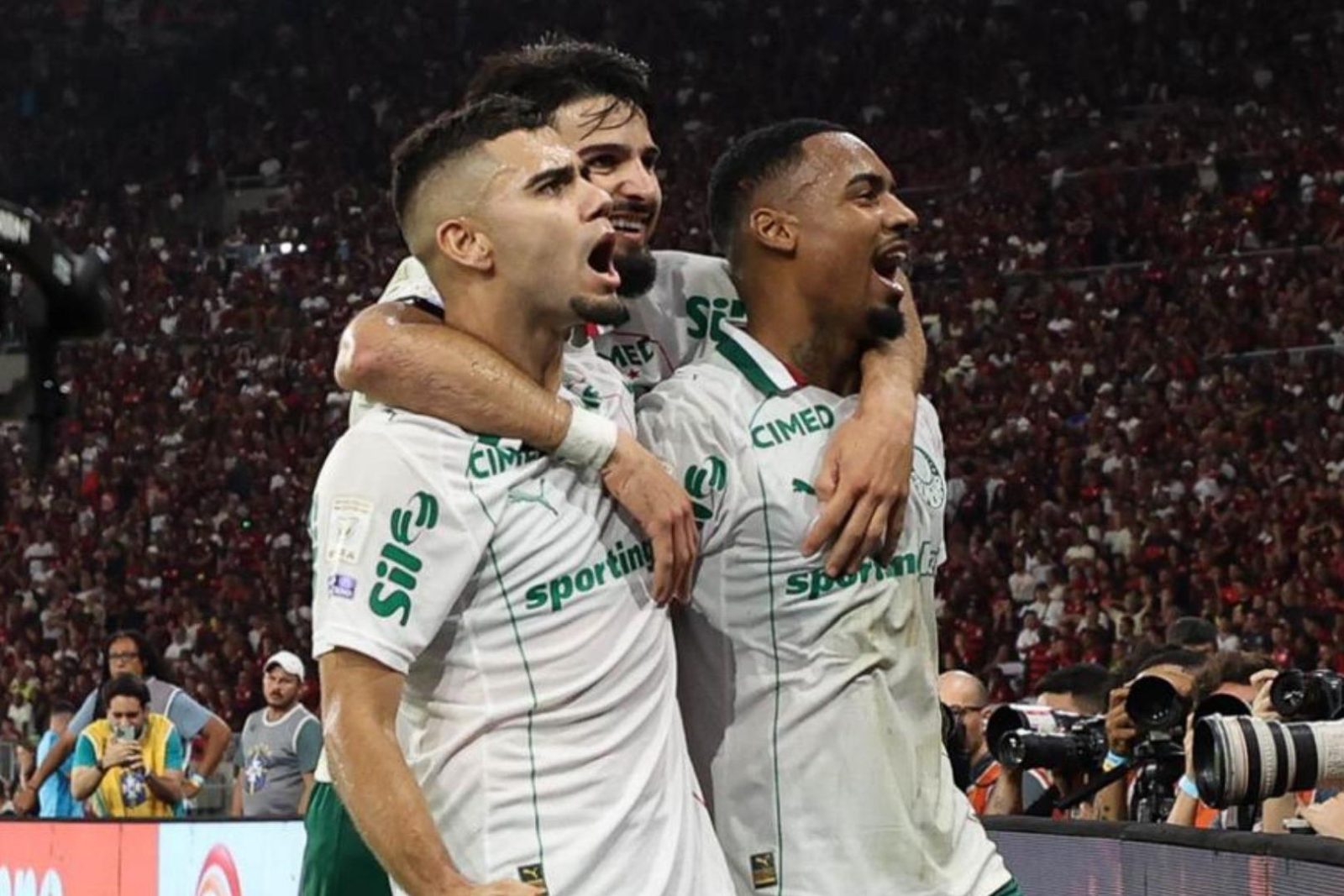 O confronto, inicialmente equilibrado e com o Flamengo de Leonardo Jardim dando trabalho ao goleiro Carlos Miguel, mudou de cenário aos 20 minutos do primeiro tempo. O colombiano Carrascal foi expulso após acertar o rosto de Murilo, deixando os donos da casa com um jogador a menos.
