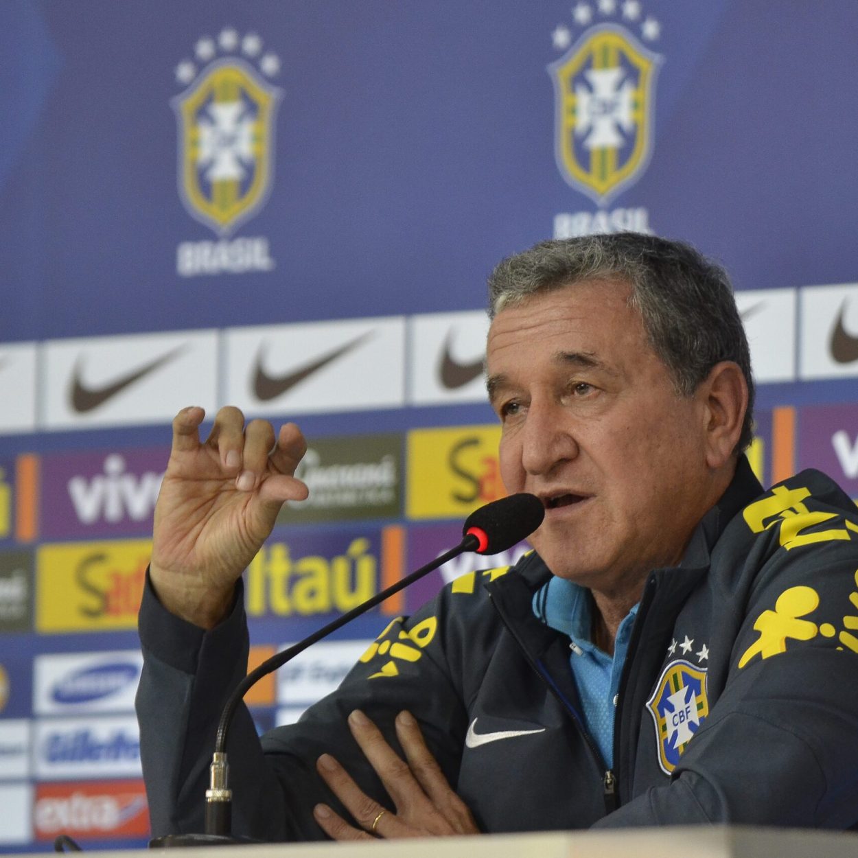 Técnico do tetra, Carlos Alberto Parreira é internado no Rio