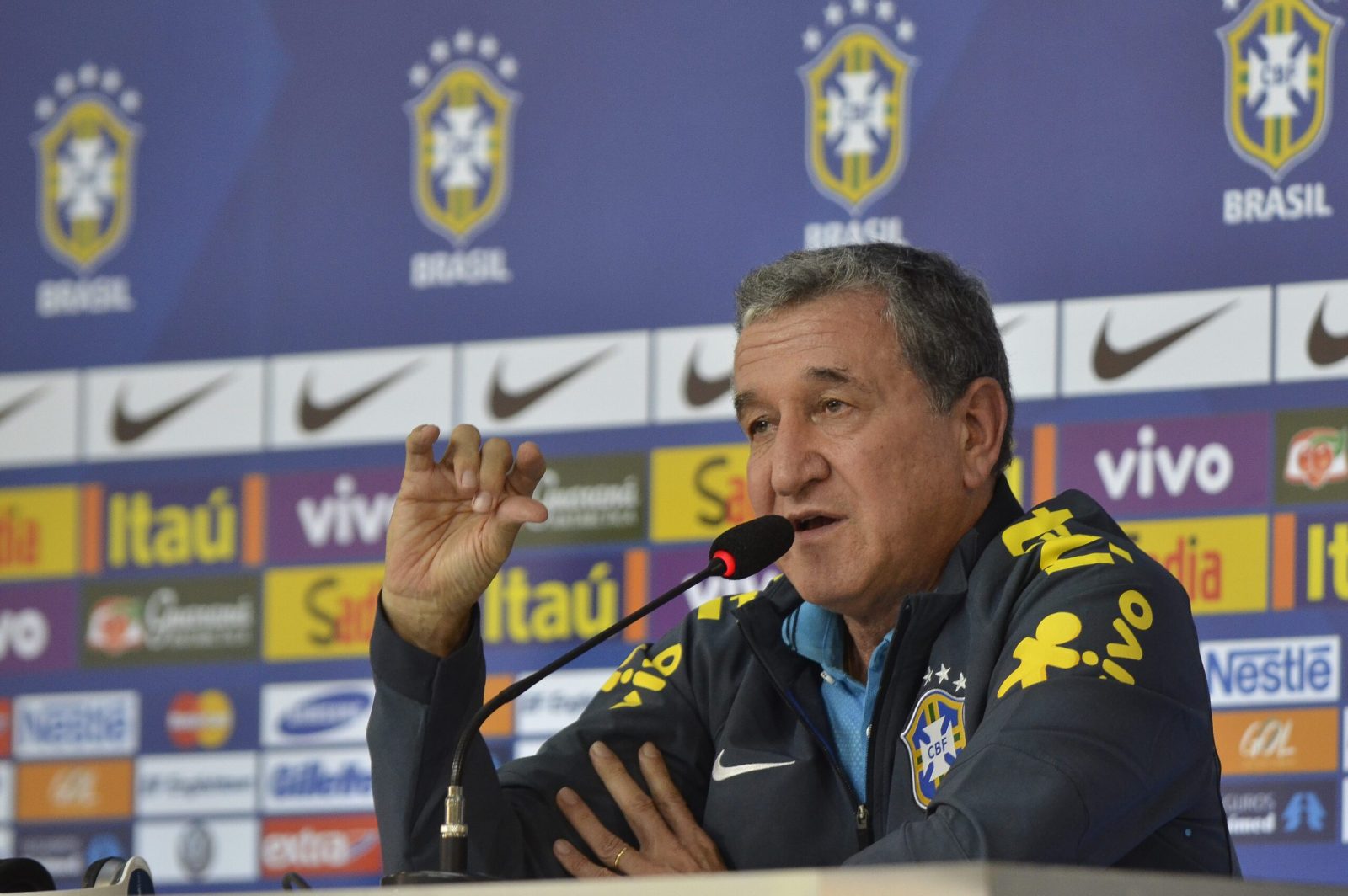 Técnico do tetra, Carlos Alberto Parreira é internado no Rio