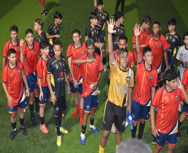 O Motor de um Sonho: Filho de mecânico e capitão nato, jovem promessa de Guarulhos acelera rumo à elite do futebol mundial